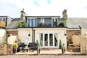 Berwick Upon Tweed - Norham - 15 Minutes From Beach - 3 Bedrooms 2 Bathrooms Cottage - Dog Friendly - Large Balcony - Log Fire - Private Garden - Off Street Parking - Quiet Rural Location - Fast Wifi - Whitsome