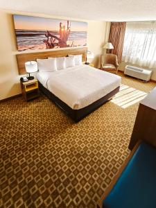 One-Bedroom Deluxe King Suite - Non-Smoking room in Days Inn by Wyndham Sherman