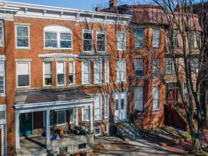 Flats on Front - Riverfront Gem Fast Wi-Fi 1F