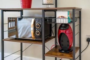 Luxury 1 bed Apt Sleeps 5, Barons Court 5m to tube