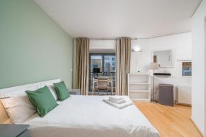 Lovely 3BD Flat, Parking, sleeps SIX close to O2