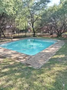 Break-a-way Log House - Mogwase