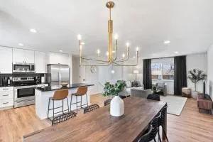 Spacious and Cozy 5 Bed 3 Bath Vacation House W 2 King 3 Queen! Sleep 12! 15Min to Red Rocks - Leyden