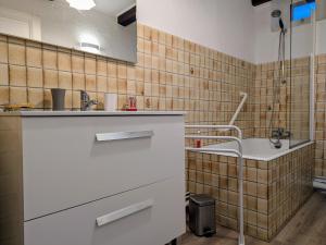 Maison familiale calme avec terrasse et circuits de randonnée - FR-1-582-200