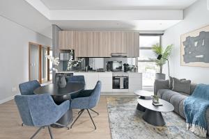 Luna 2-Bed City Escape with Mountain Views