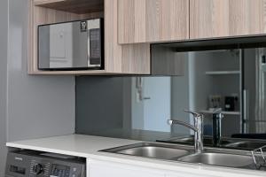 Luna 2-Bed City Escape with Mountain Views