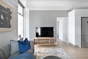 Luna 2-Bed City Escape with Mountain Views