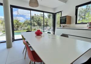 Villas Villa Iris en Ardeche - Piscine Privee et Jardin : photos des chambres