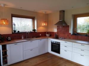 Maisons de vacances Maison en bois a la campagne proche vilaine : photos des chambres