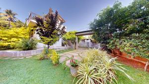 Coastal Dream House with Jacuzzi - 3 Bedrooms - Just Steps from a Stunning Beach