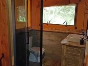 Maisons de vacances Cabane Trappeur Lodge avec Jacuzzi et Ferme Pedagogique - FR-1-410-458 : photos des chambres