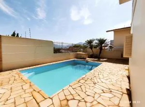 Casa central, com piscina, na cidade do Cristo - Corvo