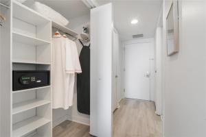 Modern Apartment 2BR- Balcony Pool Gym