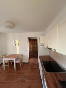 Pevac, Rooster, apartment