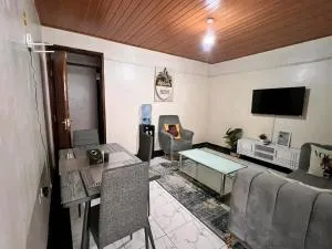 Affordable 1 Bed - WIFI, Netflix & Parking - Kanyongon