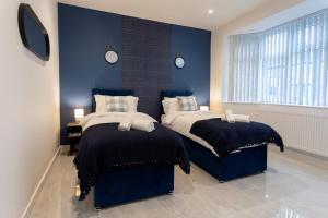 MODERN, 4 bedroom house, Sleeps 8- FREE Wi-Fi & FREE Parking, Garden, Long Stays & Contactors Welcome