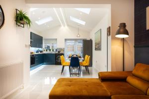 MODERN, 4 bedroom house, Sleeps 8- FREE Wi-Fi & FREE Parking, Garden, Long Stays & Contactors Welcome