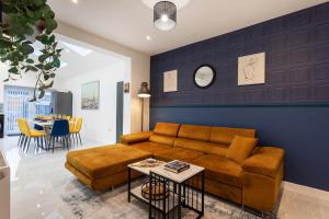 MODERN, 4 bedroom house, Sleeps 8- FREE Wi-Fi & FREE Parking, Garden, Long Stays & Contactors Welcome