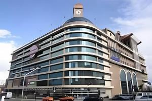 Prédio em frente ao shopping Estação