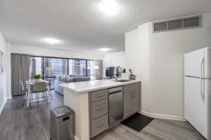Downtown Honolulu Skyview - 1Bed&Den- Free Parking