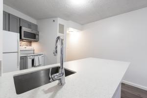 Downtown Honolulu Skyview - 1Bed&Den- Free Parking