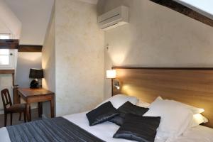 Hotels Logis Auberge A La Tete De Lard : Chambre Triple