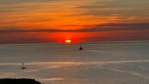 Amazing Beachfront Views - 3 Bedrooms Apartment