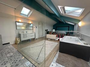 Villas YOUR OWN VILLA in COLOMBES LA DEFENSE : photos des chambres