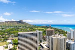 Waikiki Banyan with Ocean Views - Free Parking - Block from Beach