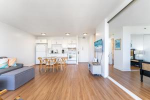 Waikiki Banyan with Ocean Views - Free Parking - Block from Beach