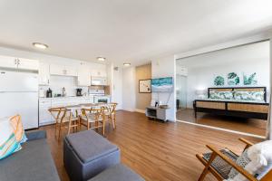 Waikiki Banyan with Ocean Views - Free Parking - Block from Beach