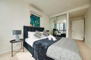 Sky Haven Modern Retreat with Free Parking
