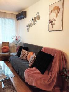 Art Apart - Top Center