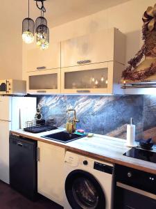 Art Apart - Top Center