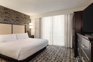 King Suite with Accessible Tub - Mobility and Hearing Access/Non-Smoking room in Embassy Suites by Hilton Fort Lauderdale - 17th Street