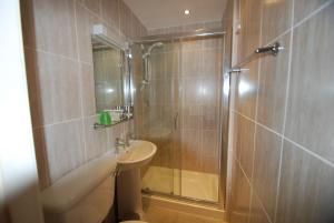 Standard Twin Room with Sea View room in Headlands Hotel