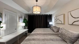9 Queen Beds, 18 Guests-Kleinburg Luxe Crown Town Residence