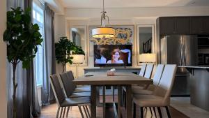 9 Queen Beds, 18 Guests-Kleinburg Luxe Crown Town Residence