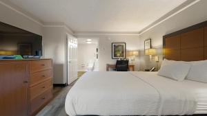 Queen Room - Mobility Access/Non-Smoking room in La Quinta Inn & Suites by Wyndham Sacramento Downtown