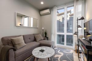 West Seattle - Mins to Downtown!