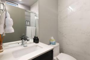 West Seattle - Mins to Downtown!