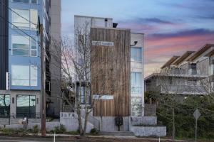 West Seattle - Mins to Downtown!