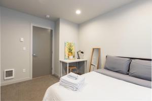 West Seattle - Mins to Downtown!