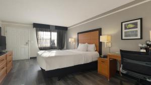 Queen Room - Non-Smoking room in La Quinta Inn & Suites by Wyndham Sacramento Downtown