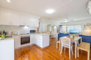 Shoal Shack 72, 72 Tomaree Rd - Pool, Pet Friendly, Wi-Fi, Air Con, Linen