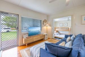 Shoal Shack 72, 72 Tomaree Rd - Pool, Pet Friendly, Wi-Fi, Air Con, Linen