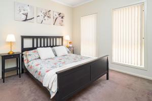 4 BR Home with Garage- 5 minute walk to shops, takeaway, cafe and two supermarkets