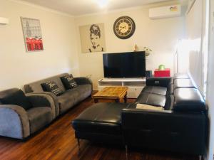 D122 Lovely London Home