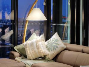 Skyline Serenity Luxury Apt with Free Parking