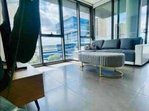 Modern stylish 3 bedroom condo - Parking, Gym, Pool